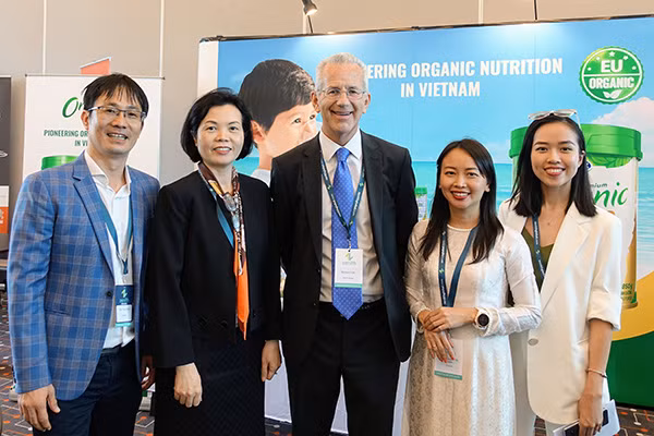 Ông Richard Hall - Chủ tịch Hội nghị (đứng giữa) tham quan khu vực giới thiệu thông tin của Vinamilk.