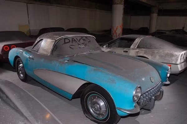 Những chiếc Corvette khi còn nằm phủ bụi....