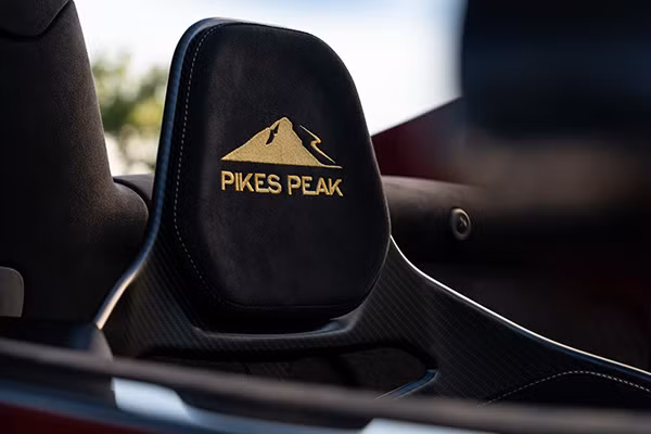 LogoPikes Peak thêu độc quyền trên ghế tựa đầu.