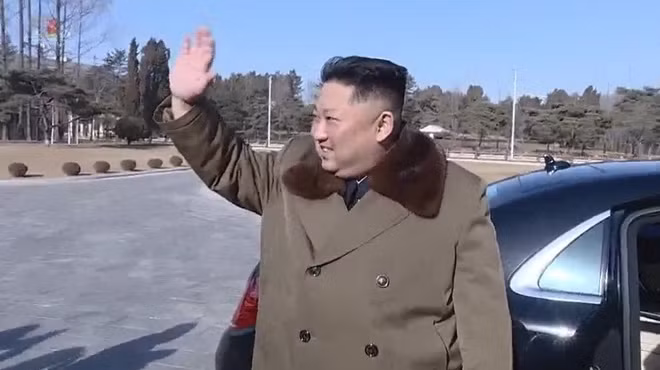 Hình ảnh ông Kim Jong Un xuất hiện bên chiếc limo chống đạn mới vào ngày 31-1 phát trên KCTV.