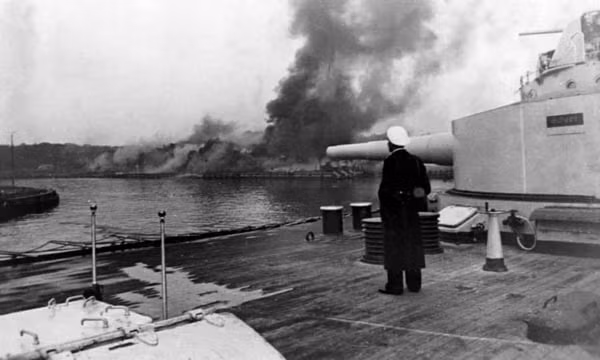 Tàu chiến Schleswig-Holstein của Đức nã pháo vào các đơn vị đồn trú của Ba Lan trên bán đảo Westerplatte ngày 1-9-1939.