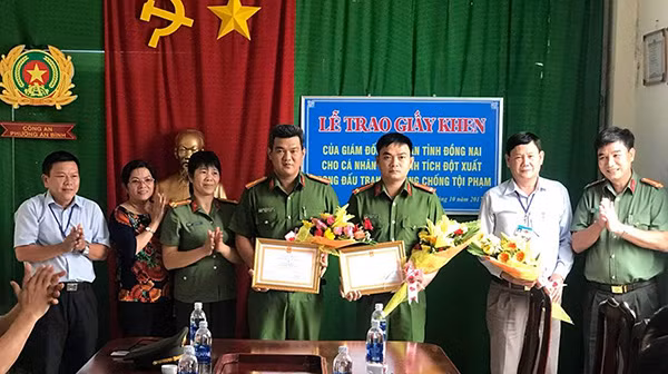 Trung tá Nguyễn Thanh Tùng (đứng giữa) được Công an tỉnh Đồng Nai khen thưởng.