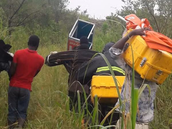 Các nhân viên kỹ thuật của Movitel cùng các đội cứu trợ từ Việt Nam và các thị trường Burundi và Tanzania gấp rút tiến hành sửa chữa hệ thống dây cáp cũng như các trạm BTS tại những vùng bị thiệt hại bởi cơn bão.