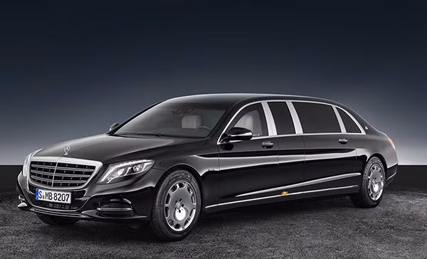Cũng sử dụng chiếc Mercedes-Benz S 600 Pullman Guard nhưng bản của Tổng thống Kenya là bản Maybach, tức là bản mới hơn bản của nhà lãnh đạo Triều Tiên. Mercedes-Maybach S 600 Pullman Guard là sự lựa chọn hàng đầu cho các nguyên thủ trên thế giới nếu họ không được sản xuất xe riêng. Xe được trang bị động cơ tăng áp kép V12 5.5L cho công suất 517 mã lực. Ảnh: Daily Active.