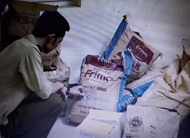 Lực lượng chức năng kiểm tra bao nguyên liệu trà sữa không rõ nguồn gốc.