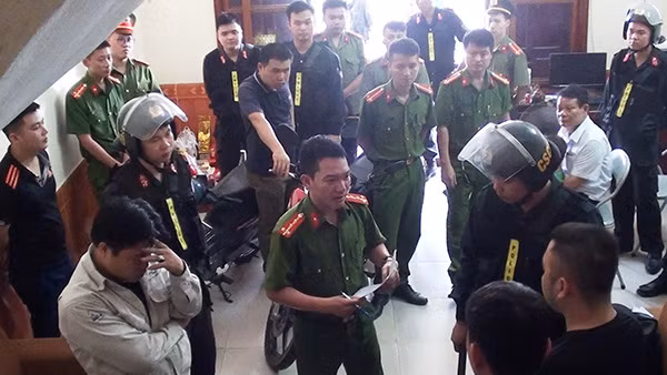 Cơ quan Công an khám xét tại địa điểm Lê Cao Huân thuê để hoạt động cho vay lãi nặng trên địa bàn TP Bắc Kạn.