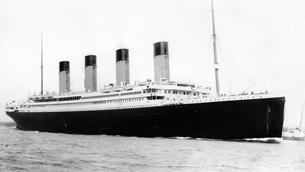 Con tàu RMS Titanic rời Southampton (Anh) vào ngày 10-4-1912