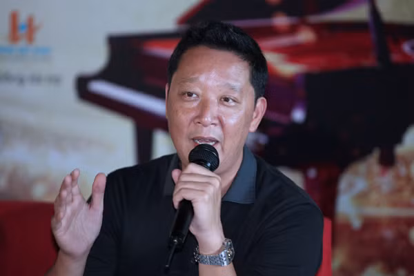 Nhạc trưởng Lê Phi Phi.