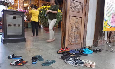 Phải để giày dép bên ngoài trước khi vào lễ phật ở chùa Vĩnh Nghiêm.
