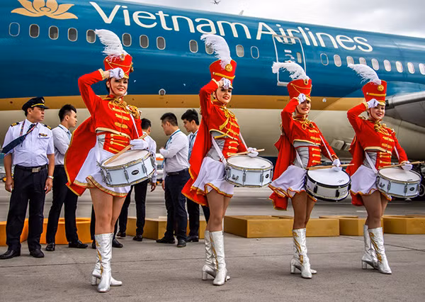 Đại sứ Việt Nam tại Nga Ngô Đức Mạnh cắt băng chào mừng chuyến bay đầu tiên VN62 cùng đại diện của sân bay. Đại sứ Việt Nam tại Nga Ngô Đức Mạnh cắt băng chào mừng chuyến bay đầu tiên VN62 cùng đại diện của sân bay.