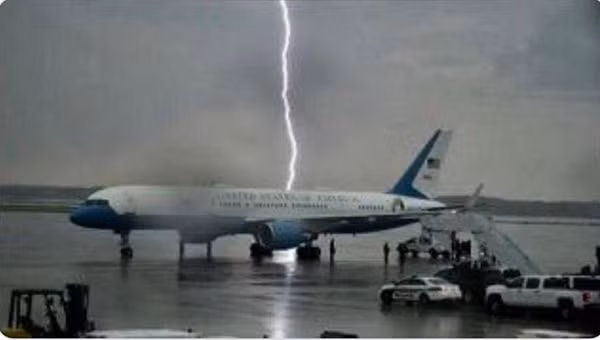 Hình ảnh chuyên cơ của Tổng thống Mỹ Donald Trump bị sét đánh hụt.