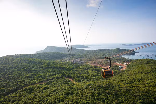 Cáp treo Sun World Hon Thom Nature Park thu hút đông đảo du khách đến với Nam đảo Ngọc.