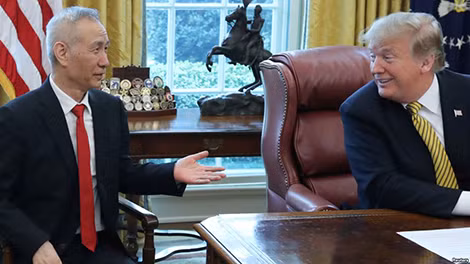 Phó Thủ tướng Trung Quốc Lưu Hạc gặp Tổng thống Mỹ Donald Trump tại Nhà Trắng ngày 4-4.