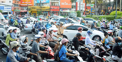 Đại úy Đỗ Tấn Đạt điều tiết giao thông tại khu vực vòng xoay Dân Chủ (quận 3) trong giờ cao điểm.