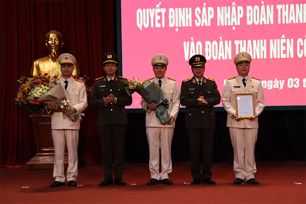 Thiếu tướng Đào Thanh Hải, Phó Giám đốc Công an TP Hà Nội tặng hoa chúc mừng.