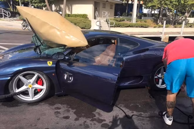 Sau khi được kéo lên, chiếc Ferrari đã bị hư hỏng nặng.