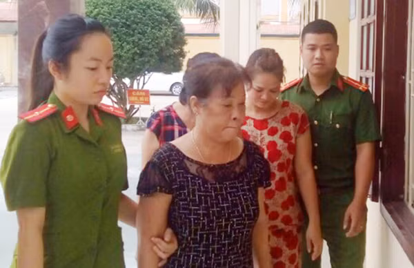 Lực lượng Công an di lý đối tượng về trụ sở để điều tra, làm rõ. Lực lượng Công an di lý đối tượng về trụ sở để điều tra, làm rõ.