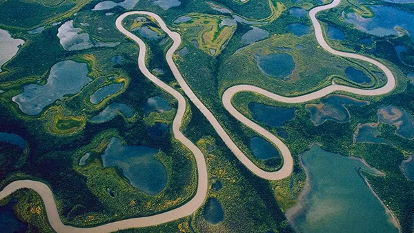 Không hề có một cây cầu bắc qua con sông dài nhất thế giới này. Ảnh: National Geographic.