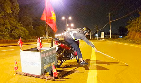 Nhiều hội nhóm của các quận, huyện và cả người dân tự nguyện đi hút đinh để đảm bảo phương tiện lưu thông an toàn.