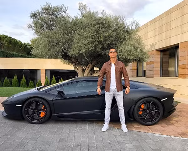 CR7 bên chiếc Lamborghini Aventador.