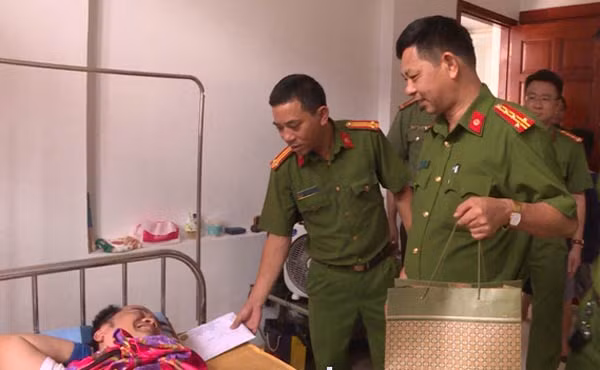 Thăm hỏi và tặng quà gia đình đồng chí Tiệp, động viên gia đình khắc phục khó khăn để chữa trị cho đồng chí Tiệp sớm bình phục. Thăm hỏi và tặng quà gia đình đồng chí Tiệp, động viên gia đình khắc phục khó khăn để chữa trị cho đồng chí Tiệp sớm bình phục.