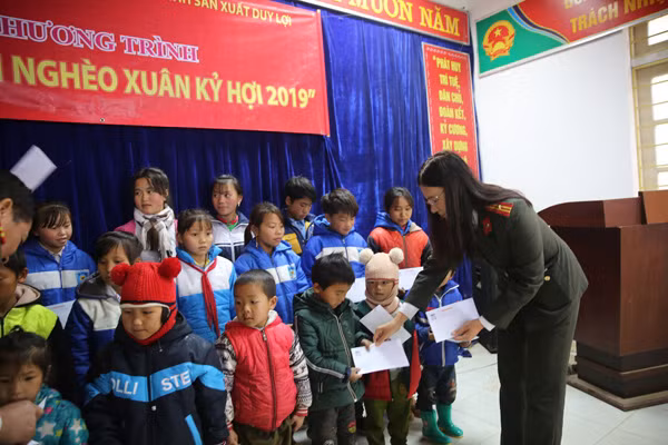 Trao quà Tết tới các em học sinh nghèo hiếu học Sa Pả.