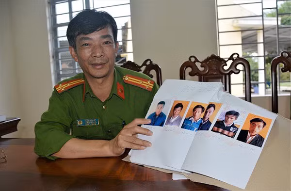 Thượng tá Phạm Văn Sế bên hồ sơ các đối tượng mua bán người. Thượng tá Phạm Văn Sế bên hồ sơ các đối tượng mua bán người.