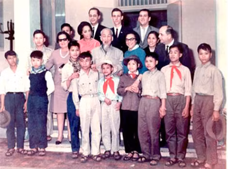 Bác Hồ cùng các cháu thiếu nhi miền Nam chụp ảnh kỷ niệm với đoàn Viện hữu nghị Cu Ba ngày 13-2-1969 (Đoàn đại biểu Hội hữu nghị Cu Ba - Việt Nam).