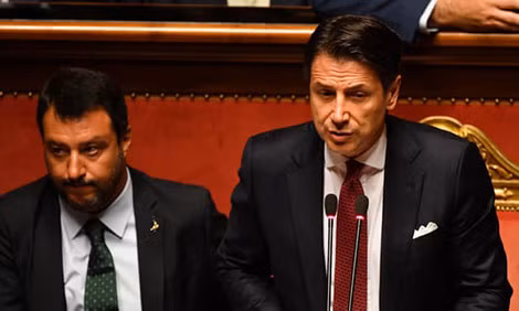Thủ tướng Italy Giuseppe Conte (bên phải) phát biểu trong cuộc tranh luận tại nghị viện. Bên cạnh là Matteo Salvini.