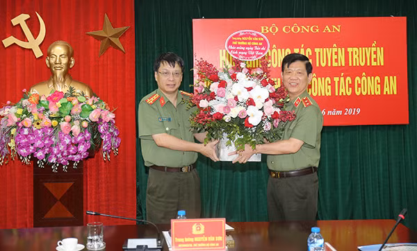 Thứ trưởng Nguyễn Văn Sơn tặng hoa chúc mừng Báo CAND.