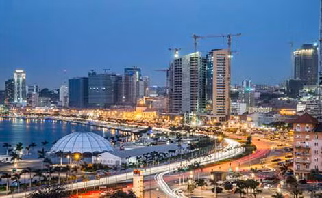 Một góc thủ đô Luanda (Angola) lung linh, rực rỡ về đêm. Ảnh nguồn: Smithsonian. Một góc thủ đô Luanda (Angola) lung linh, rực rỡ về đêm. Ảnh nguồn: Smithsonian.