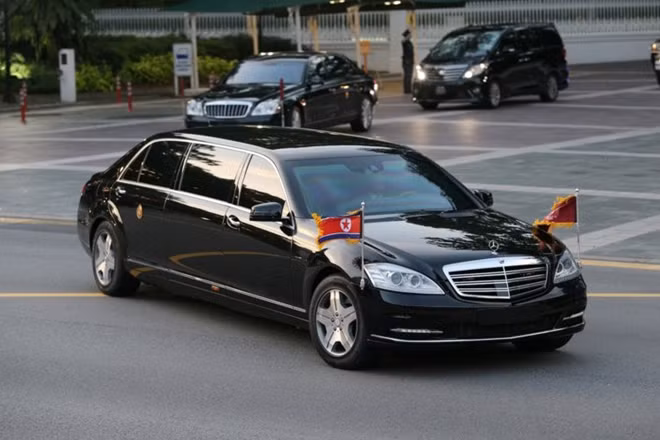 Chiếc S600 Pullman Guard của nhà lãnh đạo Triều Tiên Kim Jong Un xuất hiện trên đường phố Bắc Kinh.