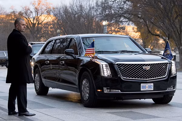 Cadillac One "The Beast 2.0" là mẫu limousine chống đạn được thiết kế riêng cho Tổng thống thứ 45 của Mỹ - Donald Trump. Với mức giá lên đến 1,5 triệu USD, The Beast 2.0 là mẫu xe đắt nhất từng được chế tạo cho các đời Tổng thống Mỹ. Mẫu limousine này là tập hợp tinh hoa của tập đoàn GM nhưng được gắn logo của Cadillac. Ảnh: Business Insider.