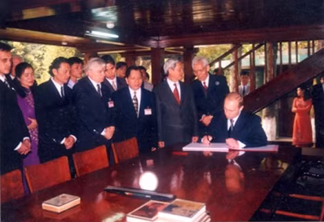 Tổng thống Nga V. Putin thăm và ghi cảm tưởng tại Nhà sàn Bác Hồ (3-2001).