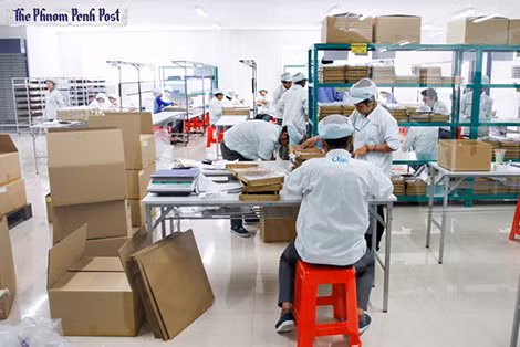 Công nhân đóng gói hàng hóa trong một doanh nghiệp có vốn đầu tư của Nhật Bản tại khu kinh tế đặc biệt ở Phnom Penh, Campuchia.