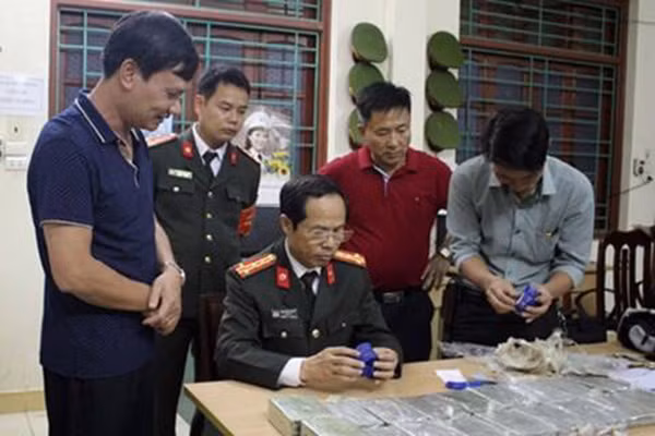 Lãnh đạo Công an tỉnh Hòa Bình đang kiểm tra tang vật vụ án ma túy.