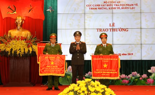 Bộ trưởng Tô Lâm tặng Cờ thi đua xuất sắc cho tập thể Phòng 15 và Phòng 13, Cục Cảnh sát kinh tế.