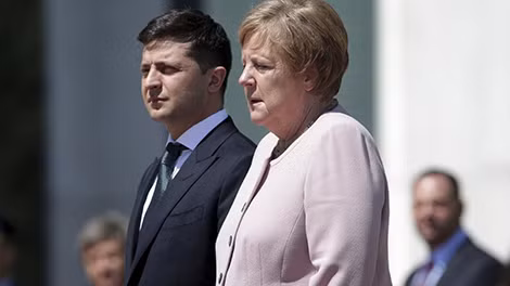 Thủ tướng Đức Angela Merkel đã run lẩy bẩy khi tiếp Tổng thống Ukraine Volodymyr Zelenskiy.