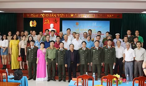 Các nhà văn dự Trại sáng tác văn học đề tài “Vì an ninh tổ quốc và bình yên cuộc sống” năm 2019. Các nhà văn dự Trại sáng tác văn học đề tài “Vì an ninh tổ quốc và bình yên cuộc sống” năm 2019.