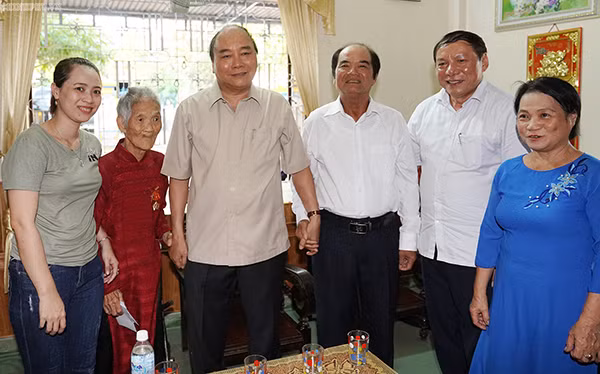 Thủ tướng Nguyễn Xuân Phúc thăm gia đình Mẹ Việt Nam anh hùng Lê Thị Hổng.