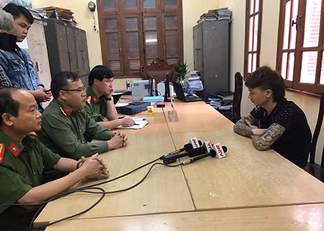 Lãnh đạo Công an tỉnh Bắc Ninh và Công an thị xã Từ Sơn lấy lời khai đối tượng Nguyễn Bá Khá (Khá “bảnh”).