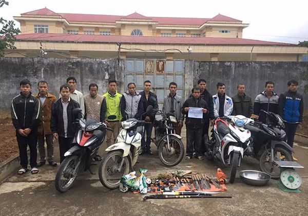 Các đối tượng cùng tang vật thu giữ.