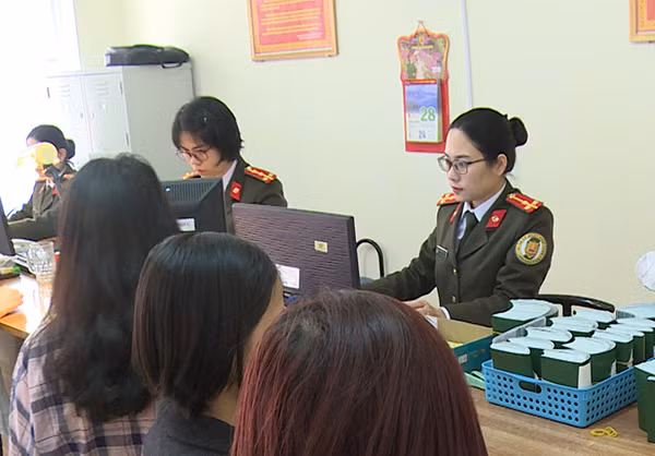 Cán bộ Phòng Quản lý xuất nhập cảnh tiếp nhận, xử lý hồ sơ đề nghị cấp, đổi hộ chiếu của công dân.