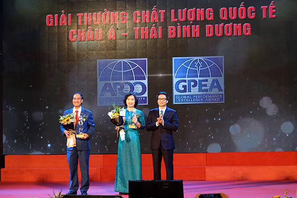 Phó Thủ tướng Chính phủ Vũ Đức Đam trao cho 2 doanh nghiệp đoạt giải. Ảnh Đình Nam. Phó Thủ tướng Chính phủ Vũ Đức Đam trao cho 2 doanh nghiệp đoạt giải. Ảnh Đình Nam.