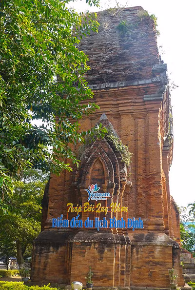 Tháp Đôi ở Thành phố Quy Nhơn, Bình Định bị khoan đục để gắn biển quảng bá du lịch.