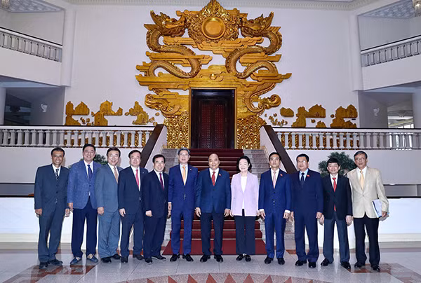 Thủ tướng Nguyễn Xuân Phúc tiếp Chủ tịch Nhóm Nghị sỹ hữu nghị Hàn Quốc - Việt Nam Kim Hack Yong. Ảnh:TTXVN.