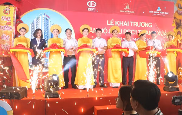 Các đại biểu thực hiện nghi thức cắt băng khai trương căn hộ mẫu PCC1 Thanh Xuân.
