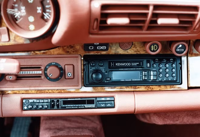 Hình ảnh nội thất của một chiếc xe Porsche 959 màu đỏ trong bộ sưu tập.