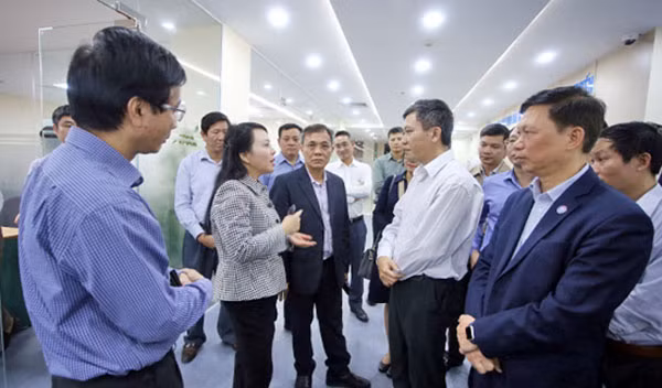 Bộ trưởng Bộ Y tế Nguyễn Thị Kim Tiến trao đổi với các bác sĩ của Trung tâm Giám định BHYT và TTĐT phía Bắc. Bộ trưởng Bộ Y tế Nguyễn Thị Kim Tiến trao đổi với các bác sĩ của Trung tâm Giám định BHYT và TTĐT phía Bắc.