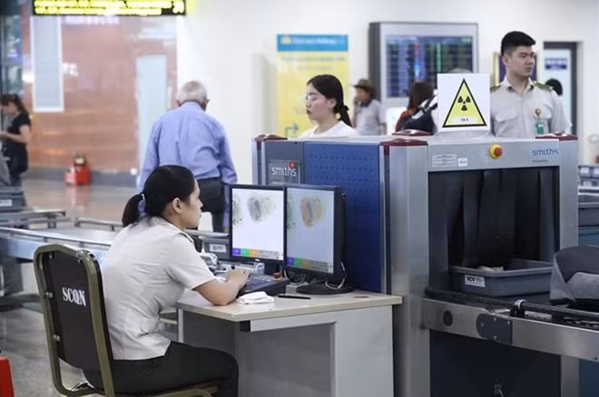 Ngoài việc soi chiếu khi qua cửa an ninh, mọi hành vi "khác lạ" của hành khách đều được camera an ninh quan sát.